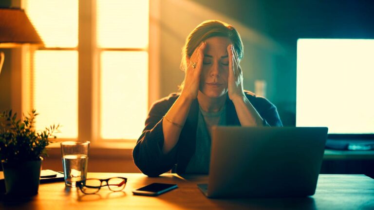 Illustration de la pratique d’un exercice de deux minutes pour soulager la fatigue oculaire devant un écran
