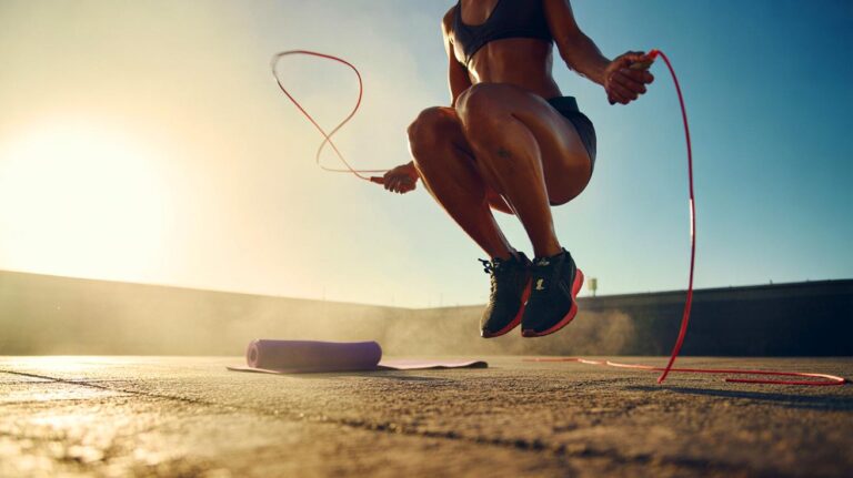 Illustration de saut à la corde, le mouvement rapide qui renforce les articulations plus que le yoga