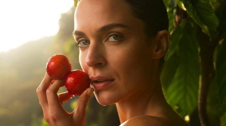 Illustration de l’acérola, fruit exotique riche en vitamine C, utilisé pour raffermir la peau dès la première semaine